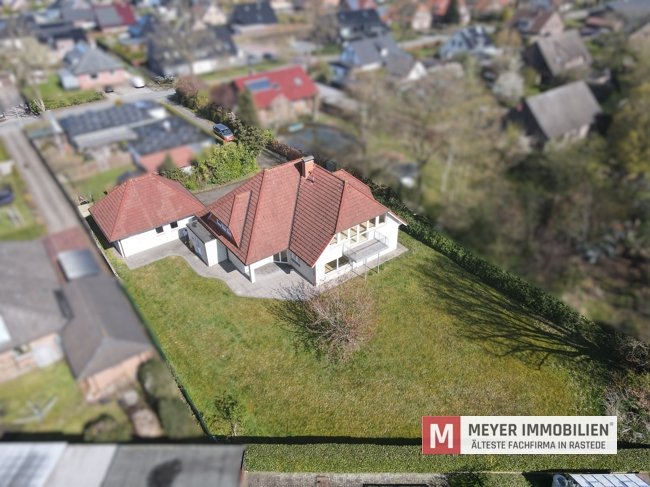 Großzügiges Zweifamilienhaus mit Doppelgarage auf weitläufigem Grundstück in Hahn-Lehmden (Obj.-Nr. 6655) Großzügiges Zweifamilienhaus mit Doppelgarage auf weitläufigem Grundstück in Hahn-Lehmden (Obj.-Nr. 6655)